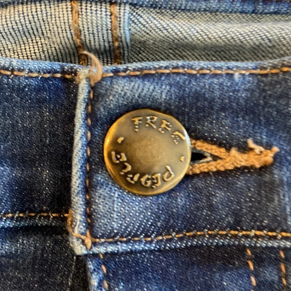 Free People  Medium Wash Raw Edge Distressed Mid-Rise Skinny Jeans: 4878